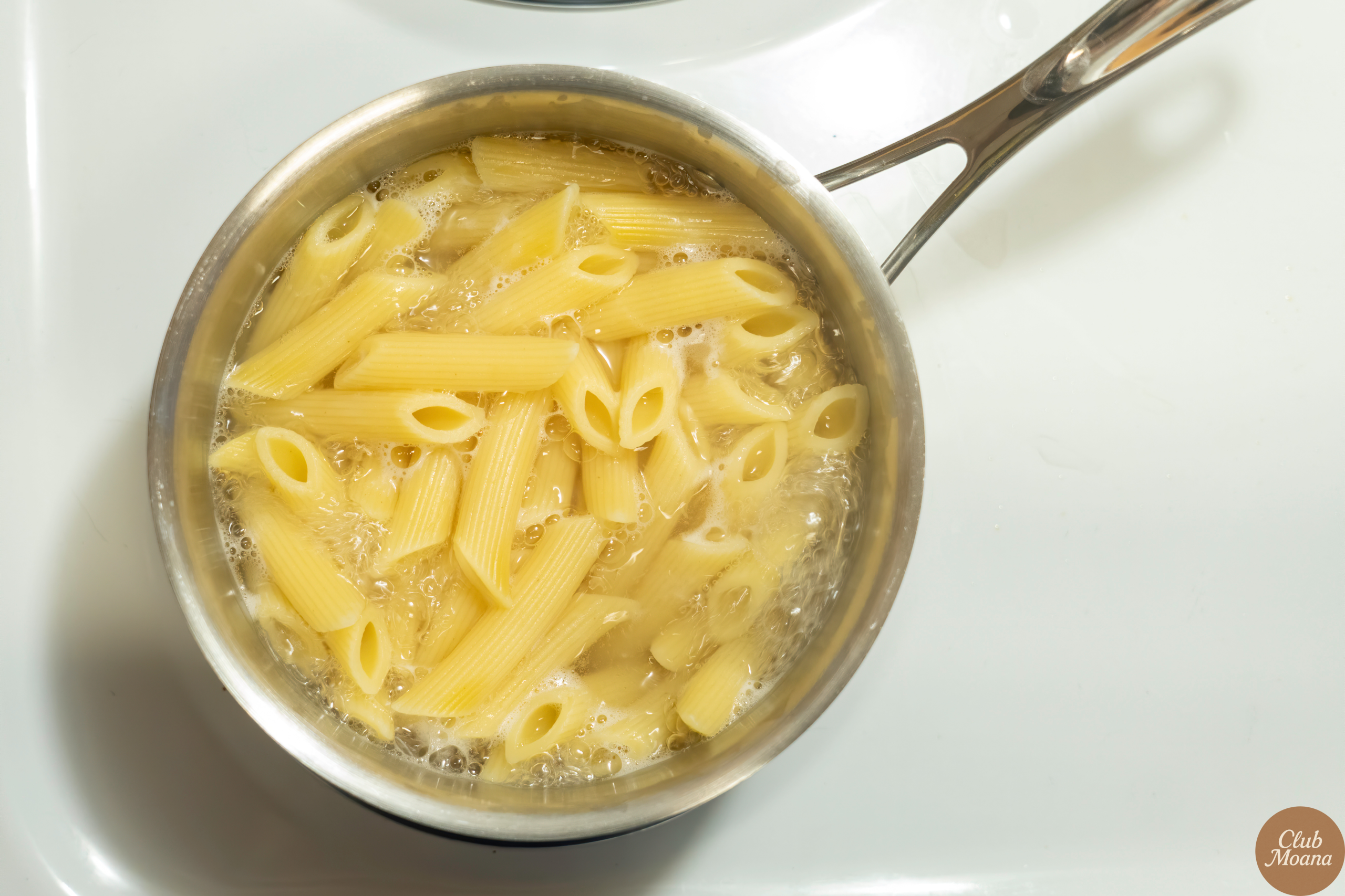 Boiling pasta in a pot