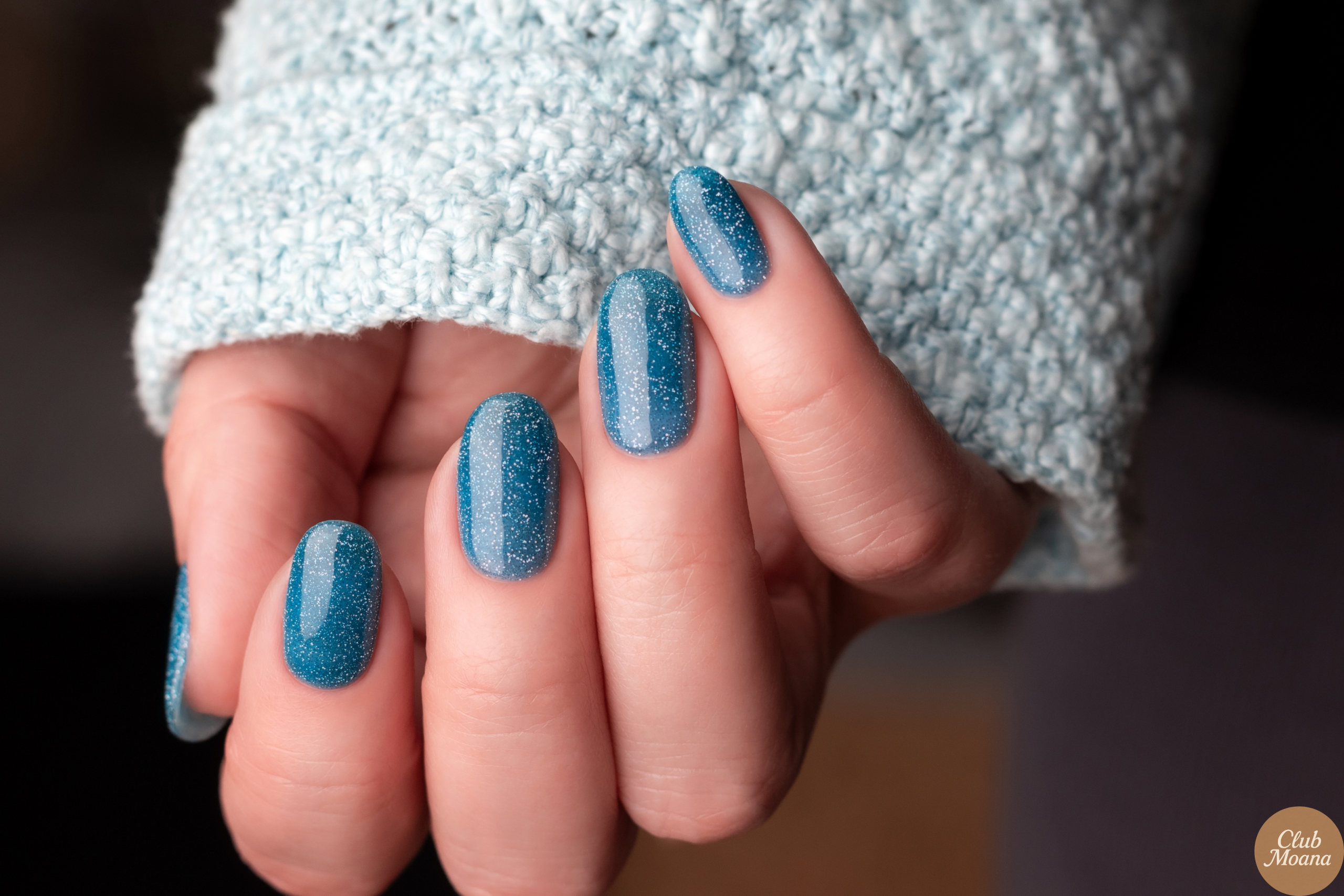 Magnetic velvet nails in emerald or royal blue